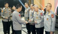 Kapolda Kalsel Irjen Pol Rosyanto Yudha Hermawan menerima penghargaan Kapolda Terbaik dari Kapolri pada Rakernis Logistik Polri 2026 di Jakarta.