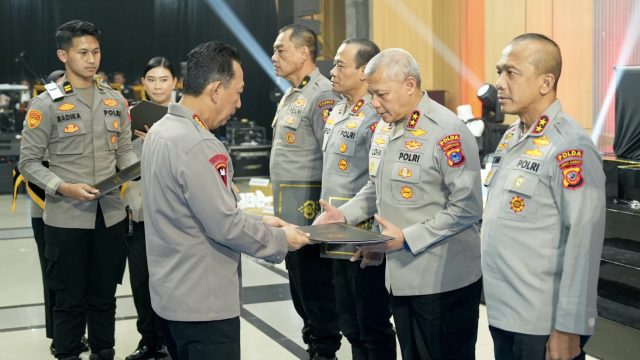 Kapolda Kalsel Irjen Pol Rosyanto Yudha Hermawan menerima penghargaan Kapolda Terbaik dari Kapolri pada Rakernis Logistik Polri 2026 di Jakarta.