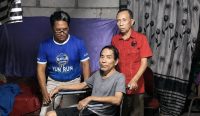 Anggota DPRD Banjarmasin Taufik menyerahkan bantuan kursi roda kepada warga Alalak Selatan sebagai bentuk kepedulian kepada masyarakat.