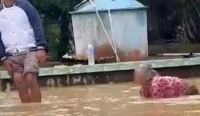 Luapan sungai akibat hujan deras di kawasan pegunungan mulai merendam permukiman Desa Asam-Asam, Kecamatan Jorong, Kabupaten Tanah Laut