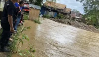 Hujan deras memicu kenaikan debit sungai di HST dan Loksado. BPBD meminta warga waspada terhadap luapan air dan arus deras.