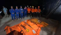 Tim SAR Gabungan mengevakuasi empat ABK TB Samudra Jaya 1 yang terjebak di dalam ruang terbatas kapal di perairan Sungai Tunjang