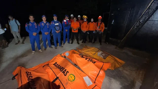 Tim SAR Gabungan mengevakuasi empat ABK TB Samudra Jaya 1 yang terjebak di dalam ruang terbatas kapal di perairan Sungai Tunjang