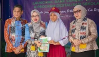 Wali Kota Banjarbaru Hj Erna Lisa Halaby meresmikan Bank Sampah SIPALUI dan Program Digitalisasi Sekolah di SDN 3 Kemuning Banjarbaru