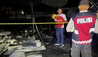 Petugas dan warga memadamkan kebakaran gudang pesantren di Landasan Ulin Selatan Banjarbaru.