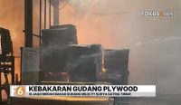 Gudang plywood di Banjarmasin Barat terbakar. Diduga panas sisa bahan dryer picu api, pemadam dan BPK berjibaku jinakkan kobaran.
