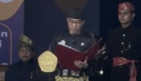 Mendikti Brian Yuliarto memimpin upacara Hardiknas 2026 di Jakarta