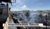 Kebakaran Pasar Harum Manis Banjarmasin hanguskan puluhan kios. Pedagang alami kerugian miliaran, api cepat membesar.