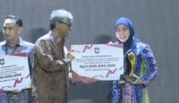 Wali Kota Banjarbaru menerima penghargaan penurunan stunting di Balikpapan