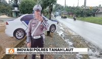 Satlantas Polres Tanah Laut memasang replika mobil patroli di titik rawan kecelakaan untuk membuat pengendara lebih disiplin dan menurunkan kecepatan.