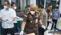 Kejari HSU musnahkan barang bukti narkoba HSU dari 25 perkara narkotika dan 7 perkara sajam.