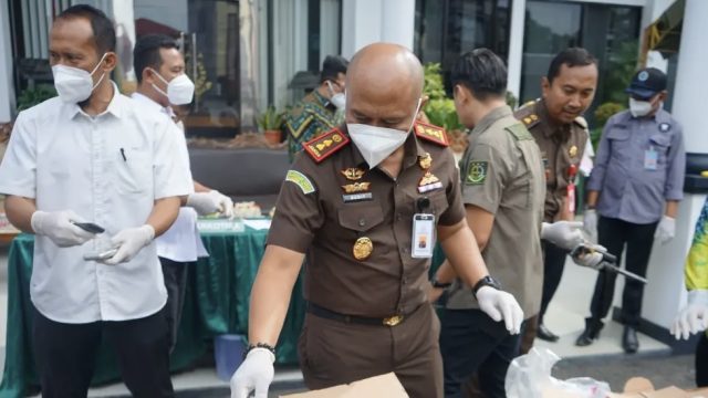 Kejari HSU musnahkan barang bukti narkoba HSU dari 25 perkara narkotika dan 7 perkara sajam.