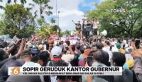Ribuan sopir truk berunjuk rasa di Kantor Gubernur Kalsel menuntut solar subsidi.