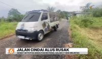 Warga Desa Cindai Alus mengeluhkan jalan rusak parah akibat aktivitas truk galian C dan tanah merah yang melintas setiap hari dengan muatan berat.
