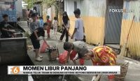 Belasan anak di Teluk Tiram Banjarmasin ikut gotong royong membersihkan lingkungan saat libur sekolah bersama warga setempat.