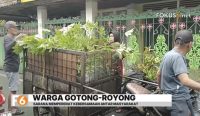 Warga RT 29 Kelurahan Teluk Tiram Banjarmasin rutin menggelar gotong royong untuk menjaga kebersihan lingkungan permukiman.