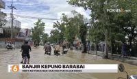 Hujan deras membuat debit Sungai Barabai naik dan merendam sejumlah kawasan di Hulu Sungai Tengah. Relawan PMR ikut menyalurkan bantuan memakai perahu karet.
