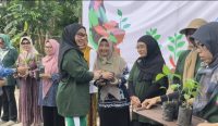 Wali Kota Banjarbaru bersama warga menanam cabai dan terong di RTH Komplek Cahaya Ratu Elok.