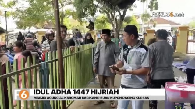Panitia Masjid Agung Al Karomah Martapura membagikan ribuan kupon daging kurban kepada masyarakat pada Idul Adha 1447 Hijriah.