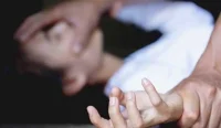 Seorang ibu muda bernama Novi menjadi korban penganiayaan senjata tajam oleh pria diduga ODGJ berinisial O di depan Gang Darul Huda, Kuin Selatan RT 11, Banjarmasin Barat, Rabu (29/4/2026) malam.
