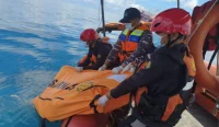 Tim SAR Gabungan menemukan Amat (19), nelayan warga Muara Asam-asam yang terjatuh dari kapalnya di perairan Muara Kintap, Kabupaten Tanah Laut