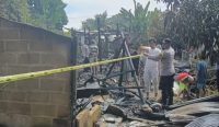 Kebakaran menghanguskan rumah milik lansia di Cempaka, Banjarbaru. Polisi menduga api berasal dari korsleting listrik di kamar rumah korban.