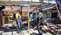 Pedagang di Simpang Empat Sungai Besar Banjarbaru mulai membongkar lapak secara mandiri. Pemko akan menata kawasan tersebut menjadi ruang terbuka hijau.