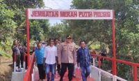 Polres Banjarbaru meresmikan Jembatan Merah Putih Presisi di Kelurahan Guntung Manggis. Infrastruktur tersebut dibangun untuk meningkatkan keselamatan dan mobilitas warga.