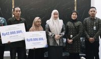 Wali Kota Banjarbaru Erna Lisa Halaby menyerahkan santunan BPJS Ketenagakerjaan kepada ahli waris Ketua RT