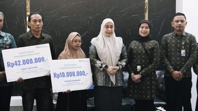 Wali Kota Banjarbaru Erna Lisa Halaby menyerahkan santunan BPJS Ketenagakerjaan kepada ahli waris Ketua RT