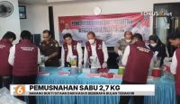 Polda Kalsel memusnahkan 2,7 kg sabu dan 7.019 butir ekstasi hasil pengungkapan 63 kasus narkotika dengan 80 tersangka.