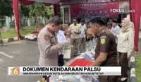 Kejari Banjarbaru memusnahkan 502 lembar STNK dan BPKB palsu. Dokumen tampak asli, namun barcode menunjukkan data yang tidak sesuai.