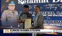 Wamen ATR/BPN Ossy Dermawan menyerahkan sertifikat tanah kepada masyarakat di Tanah Laut serta menekankan pentingnya pelayanan