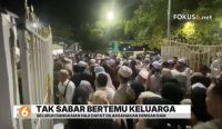 Tangis haru mewarnai penyambutan jemaah haji Kabupaten Banjar di Mahligai Sultan Adam Martapura. Sebanyak 354 jemaah telah tiba kembali di tanah air.