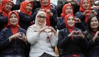 Wali Kota Banjarbaru Erna Lisa Halaby mengajak masyarakat menerapkan pola hidup sehat saat pengukuhan pengurus YKI