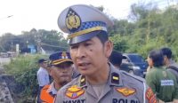 Satlantas Polres Banjarbaru menekankan keselamatan pada proyek pelebaran Jembatan Cambai dengan pengalihan kendaraan berat