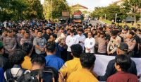 Gubernur Kalsel Muhidin menjawab aspirasi mahasiswa terkait pendidikan, Taman Nasional Meratus, sengketa lahan Sido Mulyo, hingga rencana pembangunan stadion yang masih terkendala lahan.