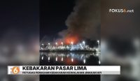 Kebakaran melanda Pasar Lima Banjarmasin dan menghanguskan puluhan kios. Petugas damkar masih melakukan pembasahan lebih dari 12 jam setelah kebakaran terjadi.