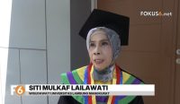 Wisudawati Universitas Lambung Mangkurat, Siti Mulkaf Lailawati, berhasil meraih gelar Magister Administrasi Pendidikan di tengah pengabdiannya sebagai guru SD