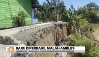 Jalan di Desa Pingaran Ilir, Kabupaten Banjar, ambles sekitar 20 meter meski baru dua bulan selesai diperbaiki dengan anggaran Rp400 juta.