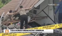 Petugas gabungan mengevakuasi korban usai tiga rumah ambruk di Komplek Fadillah Perdana 5, Desa Belayung Baru, Kecamatan Kertak Hanyar, Kabupaten Banjar.