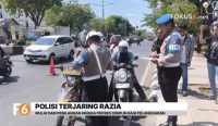 Bid Propam Polda Kalsel bersama POM TNI menilang sejumlah personel Polri yang tidak membawa surat kendaraan saat razia disiplin di Banjarmasin.