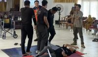 BPBD Balangan memberikan edukasi kebencanaan dan simulasi evakuasi kepada siswa serta guru saat MPLS
