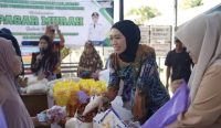 pasar murah Disperindag Balangan berlangsung di Desa Baruh Bahinu Luar. Warga memanfaatkan sembako bersubsidi