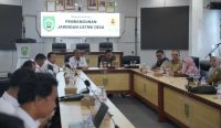Pemkab Balangan bersama PLN menyiapkan pembangunan jaringan listrik desa di 14 titik terpencil. Tiga dusun menjadi prioritas survei pada 2026.