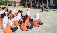 BPBD Balangan melatih siswa SMAN 1 Halong mengenali alat pemadam kebakaran dan teknik penanganan awal untuk meningkatkan kesiapsiagaan bencana.