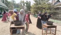 MIN 23 HST menggelar lomba 17 Agustus bersama orang tua siswa dan tenaga pendidik untuk mempererat kebersamaan.
