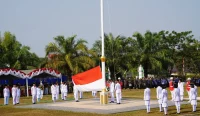 39 Paskibraka Balangan sukses mengibarkan Merah Putih pada HUT ke-81 RI. Pemkab juga menyerahkan tali asih veteran dan penghargaan Satkamling.