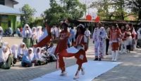 Siswa SMPN 6 Banjarmasin mengikuti Fashion Show bertema kemerdekaan dalam rangkaian lomba HUT RI ke-81