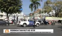 Pengendara di Jalan Ahmad Yani Banjarmasin berhenti sejenak dan hormat saat bendera Merah Putih dikibarkan pada HUT ke-81 RI.